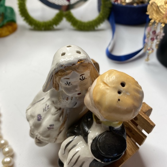 Cute Bride and Groom Salt and Pepper Shakers - Picture 2 of 8